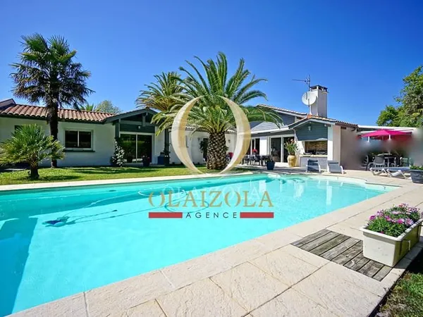 Biarritz - Villa de plain-pied avec piscine dans quartier calme.