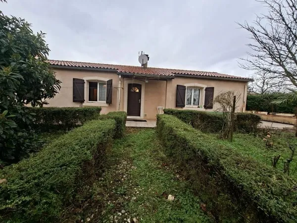 Maison en plain-pied avec jardin