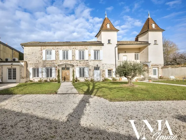 Bâtisse de 500m2 au coeur du village de Chasselay