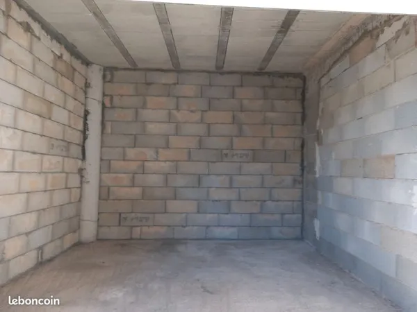 Box de stockage uniquement 10m2 idéal artisan stockage matériel Ou particulier stockage déménagement
