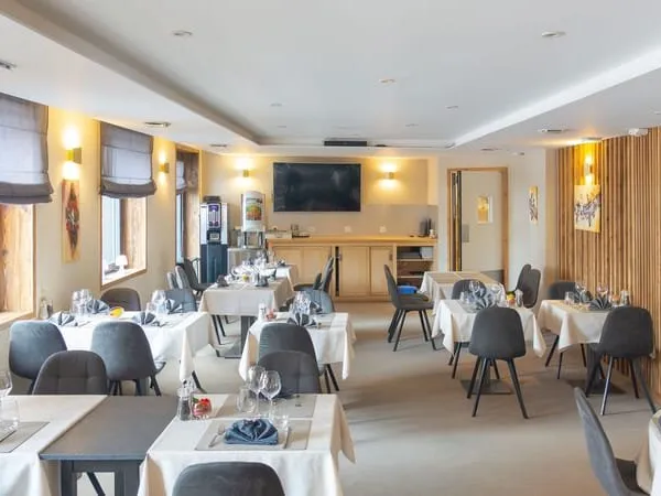 Hôtel bar restaurant au coeur de PARADISKI