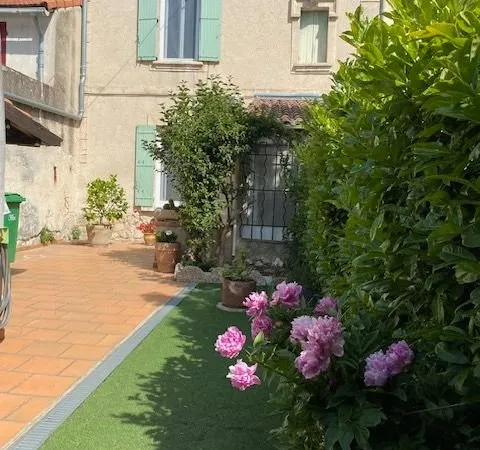 Maison meublée avec jardin et garage