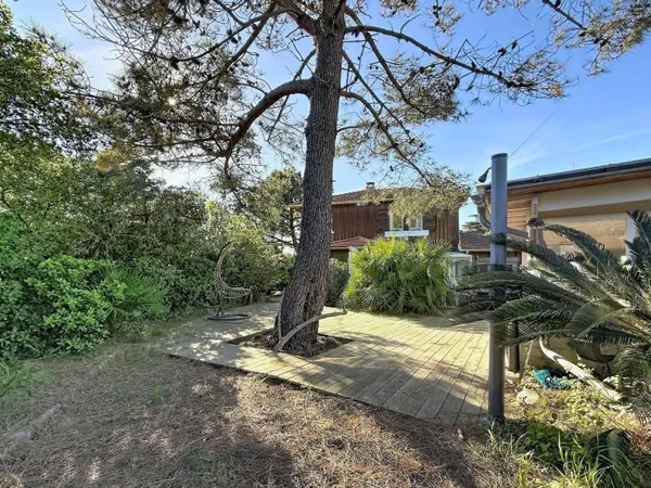 VILLA FAMILIALE AVEC JARDIN ET DÉPENDANCE, SITUÉE AU CAP FERRET À PROXIMITÉ DE L'OCÉAN