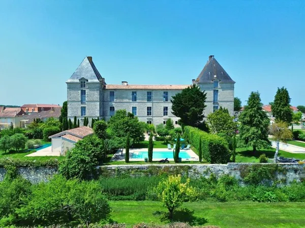 Résidence de prestige au coeur d'un château du XVIIe siècle avec vue imprenable sur les vignobles