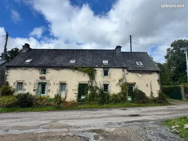 Longère en pierre dans un hameau au coeur des monts d'arrée