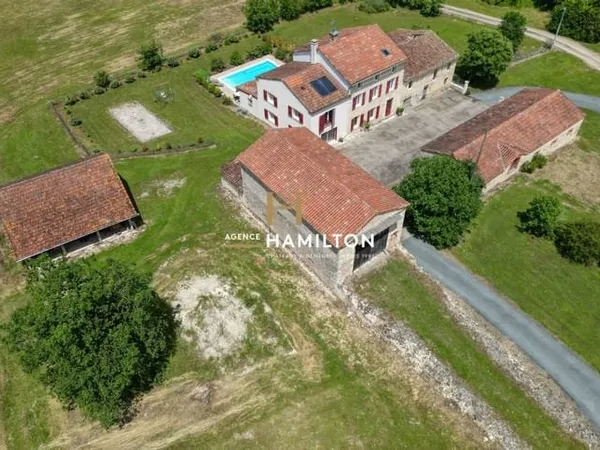 ANCIEN CORPS DE FERME RÉNOVÉ AVEC PISCINE, DEUX GRANGES AMÉNAGEABLES ET DÉPENDANCES