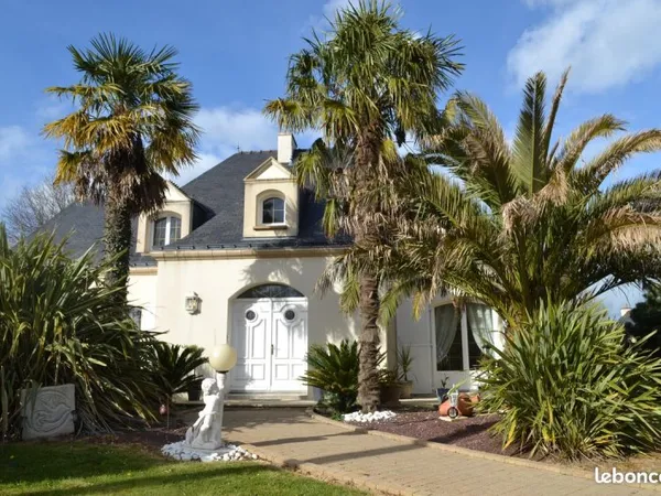 Maison . 7 pièces - 179 m2