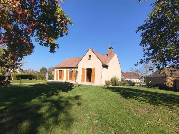 Sur la commune d'Amné, beau pavillon de plain-pied composé d'un beau séjour avec cheminée, une cuisi