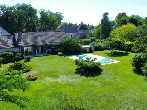Propriété à Levernois avec magnifique parc bordé par la rivière
