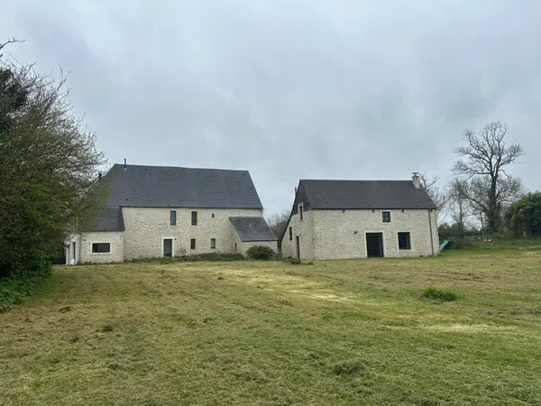 Corps de ferme comprenant grande maison et gîtes indépendants, hangar et 2 hectares d'herbage