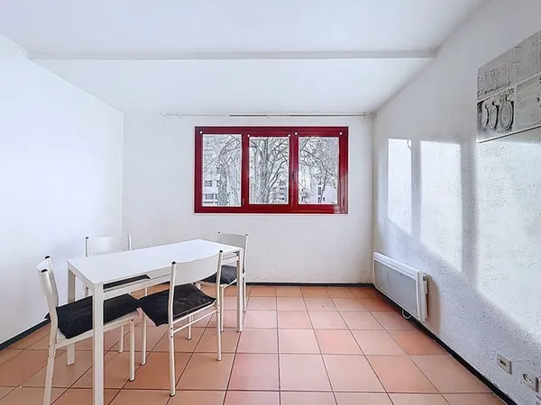 Appartement T2 de 32,7 m² dans résidence sécurisée, stationnement libre