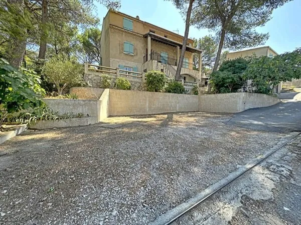 Istres belle villa de 143m2 sur 4000m2 de terrain avec vue étang