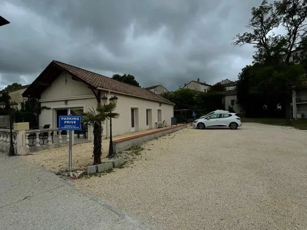 À VENDRE - Restaurant avec potentiel d'habitation + parking + maisonnette - Nombreuses possibilités 