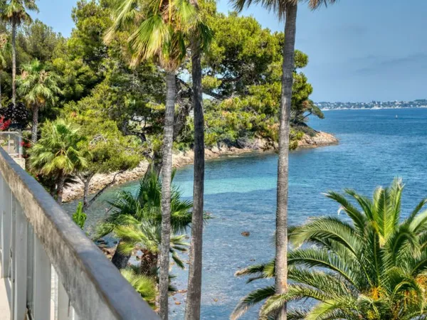 CANNES PIED DANS L'EAU PENTHOUSE T4 DE 85M2 VUE MER TERRASSE 44M2 SUR MER GARAGE