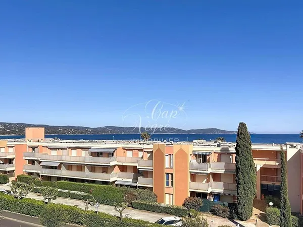 Appartement Vue Mer Panoramique Dernier Étage Avec Ascenseur Proche Plages À Vendre À Cavalaire Sur