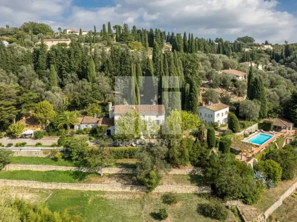 PROCHE MOUGINS - DOMAINE EXCEPTIONNEL