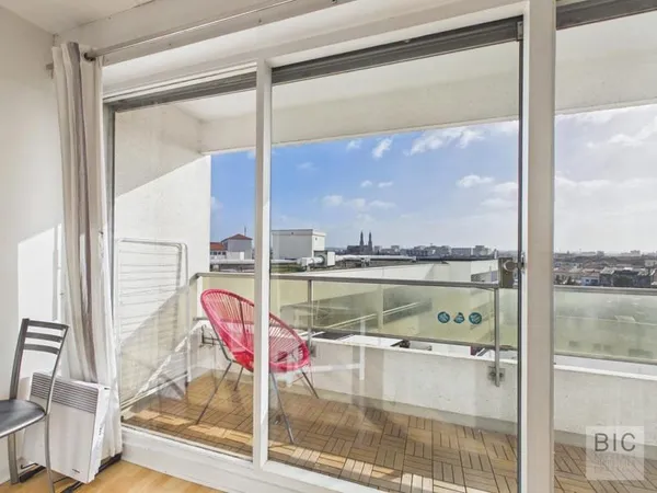 A vendre studio loué avec balcon orienté Sud Est