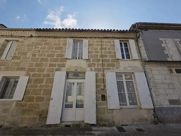 Charmante maison de village en pierre avec cour et vue sur la rivière