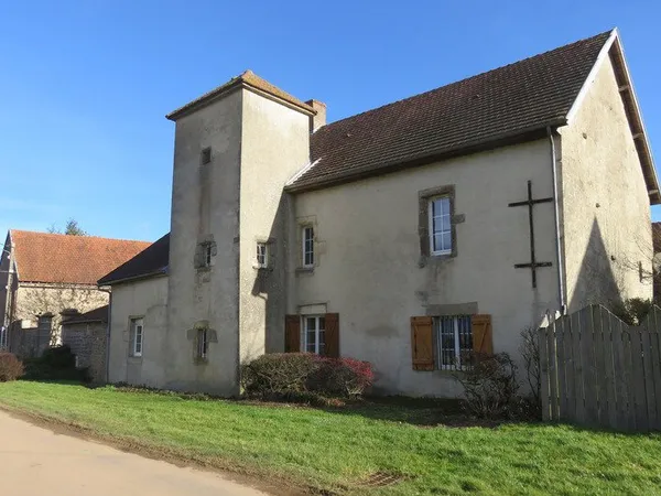 SEMUR 20 min : maison rénovée 239 m² + gîte 110 m², dépendances, jardin, piscine. Prix : 580 000 €