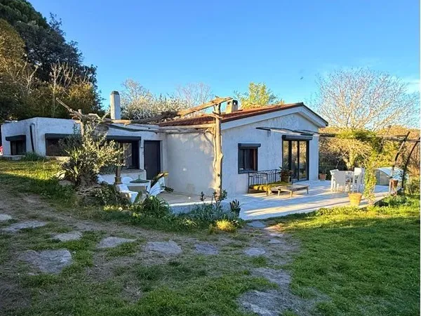Petite maison sur terrain arboré + riviere