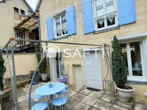 Immeuble avec local commercial, appartement T3 et cour privative