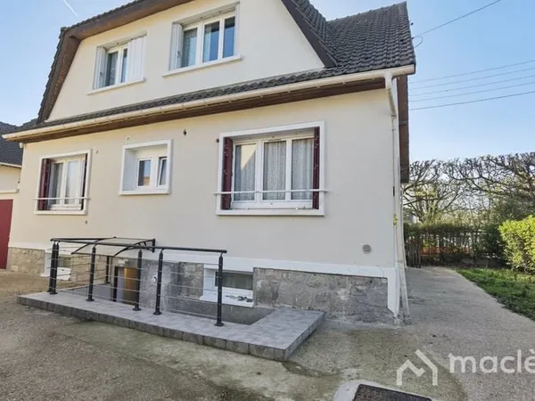 Maison avec 8 studios et un terrain à bâtir zone UG