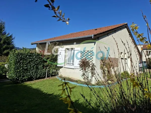 Proche du village de Poule Les Echarmeaux, maison de plain