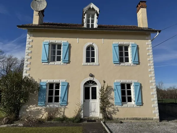 VENDU MEUBLÉ : Charmant Maison de Village avec 5 Chambres et Un