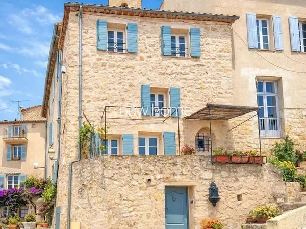 Charmante maison de village vue mer panoramique à Chateauneuf -Grasse. Un véritable rêve!