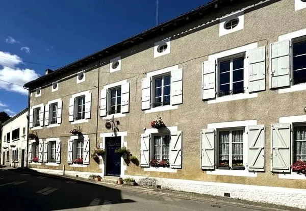 Grande maison avec 8 chambres, à seulement 5 minutes du village pittoresque de Nanteuil en Vallée