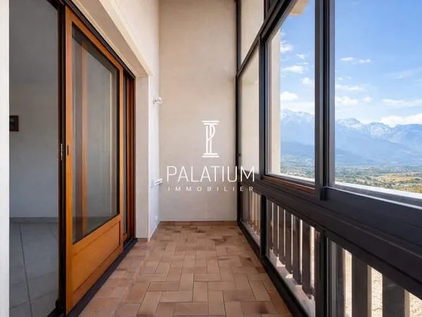 Appartement avec loggia et vue imprenable sur les montagnes