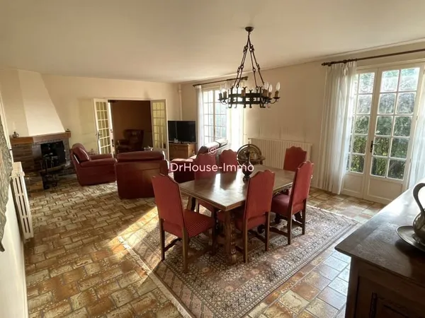 Maison traditionnelle individuelle de 6 pièces édifiée sur sous sol. Idéalement située.