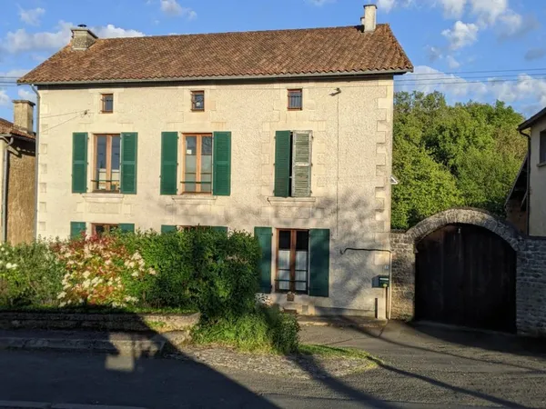 MAISON DE VILLAGE AVEC PISCINE