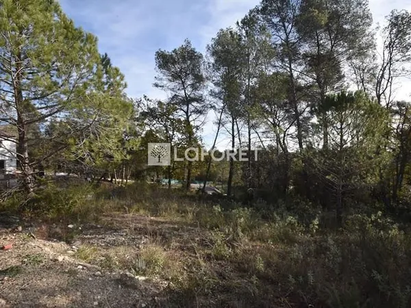 Terrain 878 m²