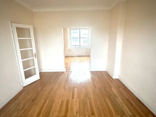 Nantes coeur de ville rue du Calvaire superbe T3 traversant de 61 m2