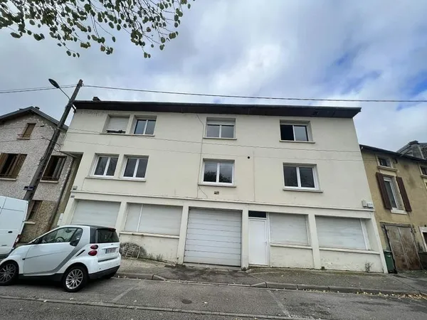 A VENDRE ! F4 à rénover entièrement avec terrasse à finir