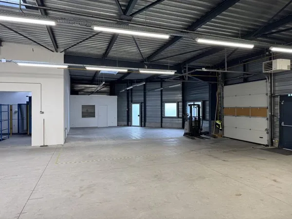 LOCAL 230 m2 DANS ZONE D'ACTIVITE DYNAMIQUE