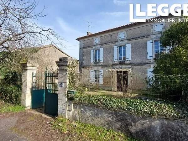 Bel ensemble immobilier à rénover, à DIRAC, à 10 minutes d'ANGOULÊME.