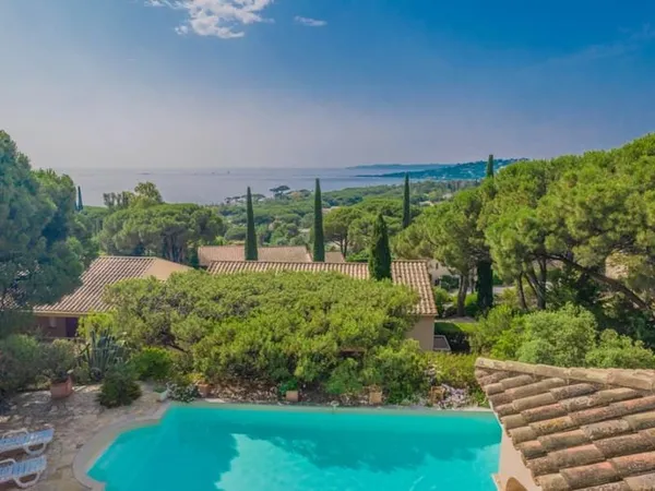 CHARMANTE VILLA VUE MER A PIED DE LA PLAGE