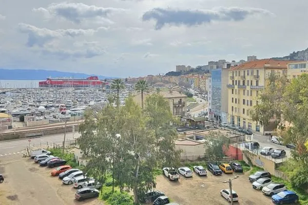 AJACCIO T3 rénové vue mer en dernier étage