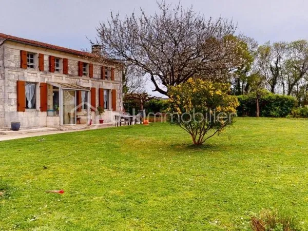 Maison en Pierre avec Fort Potentiel et Dépendances (+ de 70m²) - située au calme