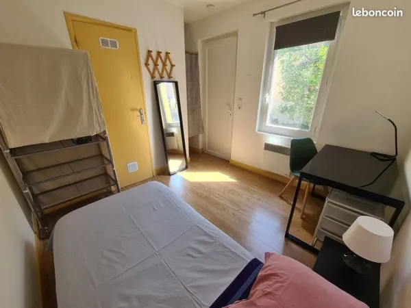 Chambre meublée avec salle de bain dans grande colocation avec jardin rue Anatole France