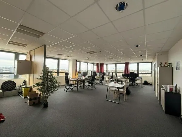 Bureau et espace de travail Location Tours  130m² 1896€