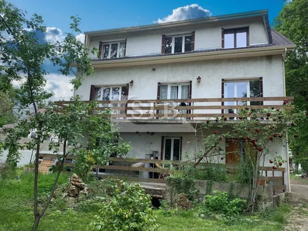 Nozay- Immeuble de 3 appartements dans un secteur calme