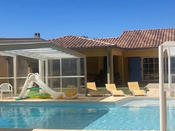 OLLIERES - Maison d'architecte de 300 m2 de plein pieds avec piscine couverte sur 6000 m2 de terrain