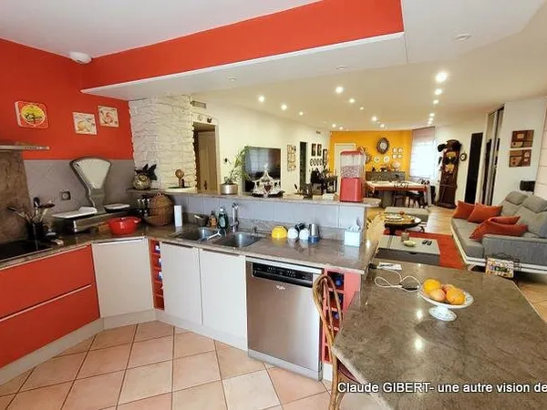Maison T5 de plain-pied avec piscine, garage sur une parcell