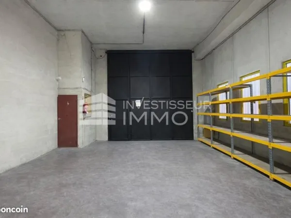 Local industriel 215 m²