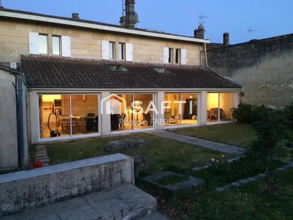 Maison de Maitre en pierre « coeur de ville » avec cinq chambres, terrain intimiste et grand garage