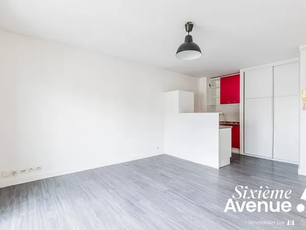 Appartement deux pièces disposant d'un stationnement sécurisé.