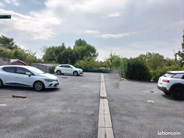 5 emplacements de parking